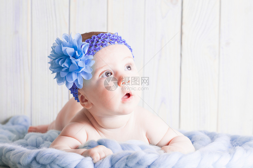 赤裸的女婴躺柔软的窗帘上,头上缠着紫罗兰色的头巾可爱的女婴图片