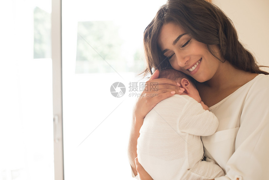 漂亮的女人抱着新生的婴儿图片