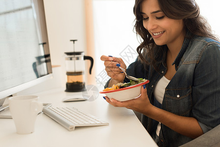 轻女人为她的每周饮食计划图片