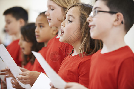 男孩唱歌群学校的孩子合唱里唱歌背景