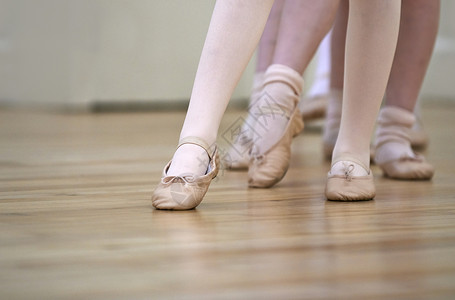 芭蕾脚儿童芭蕾舞蹈课上闭上双脚背景