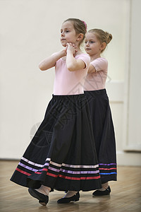 角色芭蕾舞蹈课上穿着服装的轻女孩图片