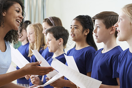 群合唱唱歌的学校孩子图片