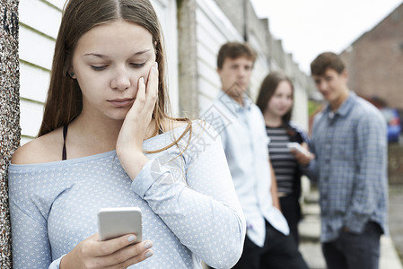 十几岁的女孩因短信欺凌而受害图片
