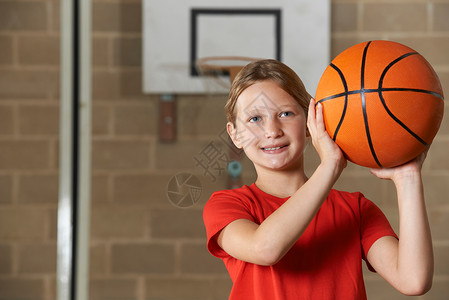 女孩学校体育馆打篮球图片