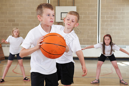 打篮球的女孩小学生健身房打篮球背景