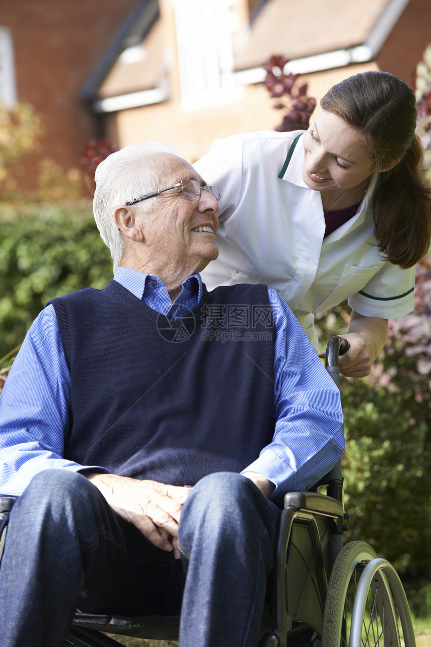 护理员推着轮椅上的老人图片