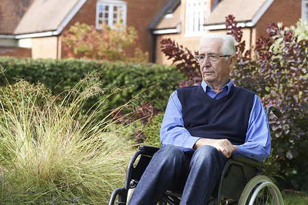 沮丧的老人坐轮椅上的户外图片