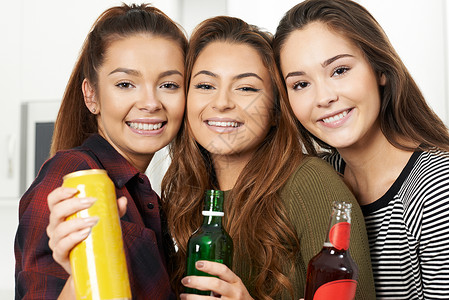 群十几岁的女孩聚会上喝酒图片