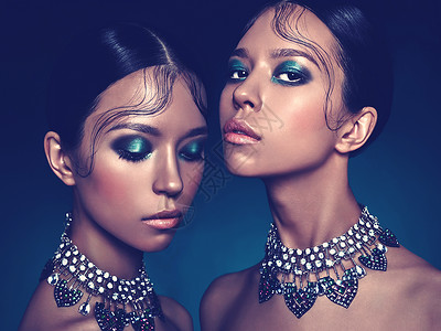 时尚工作室肖像两双胞胎美丽的亚洲妇女与钻石项链时尚美丽完美的妆容图片