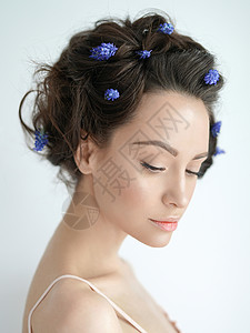 大气艺术时尚美丽的轻女人的肖像,蓝色的马斯卡里她的头发春天的气氛夏天的新鲜感背景图片
