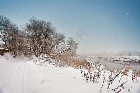 伍兹月冬天的薄雾河流雪霜下雪的路多云的下雪天气多云寒冷的月天背景