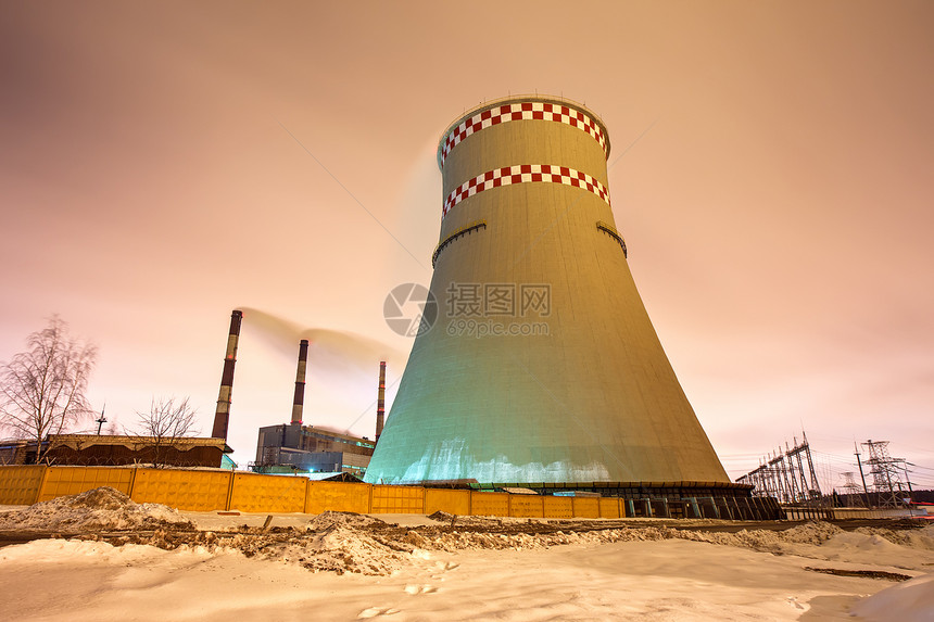 热电厂冷却塔夜间靠近城市图片