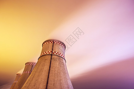 发电厂的冷却塔晚上天空中的烟雾图片