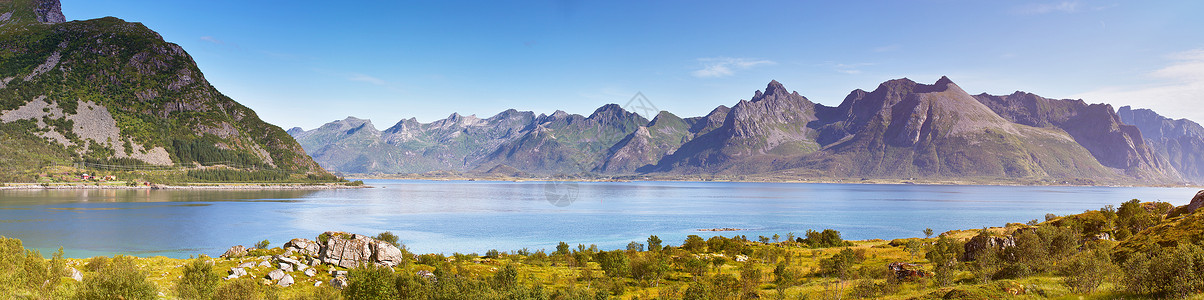 挪威风景阳光明媚的夏季全景,峡湾山脉的背景图片