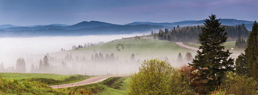 早上空沥青路全景美丽的夏季山路山脉蛇纹石美丽的薄雾早晨旅游背景图片