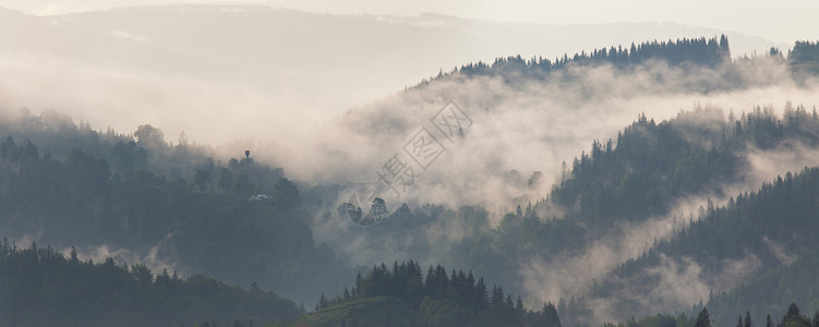 雨后久的山脉景观云的雾山口上的薄雾村庄雨后山林景观图片