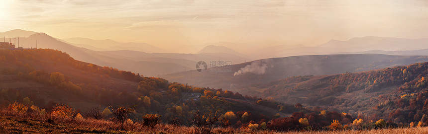 山秋全景景观与彩色森林喀尔巴阡山山谷日落的全景,山上美妙的金光傍晚灯光下山乡田野的全景图片