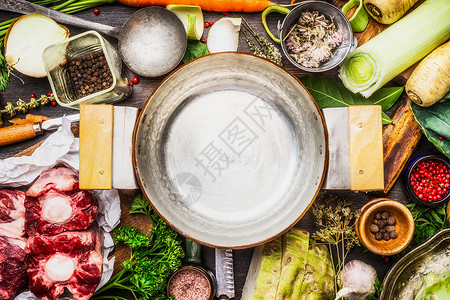 厨房桌子上肉汤肉汤的烹饪原料的空锅,顶部视图图片