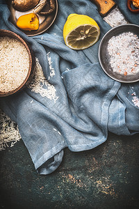 米饭素食烹饪配料黑暗的乡村背景与厨房餐巾纸,顶部视图健康食品,饮食营养排图片