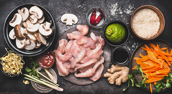 亚洲烹饪的食品原料,碗中米饭鸡肉蔬菜香料,俯视图图片