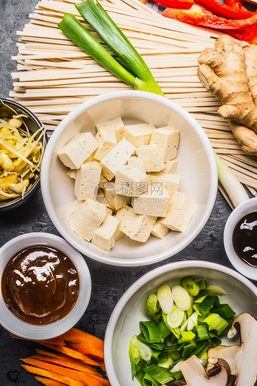 亚洲食品配料豆腐条生姜切菜芽葱海鲜酱,用于美味的烹饪,俯视图