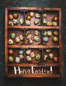 彩色鸡蛋复活节盛宴古老的木箱黑暗的乡村背景与字母快乐复活节,顶部的图片