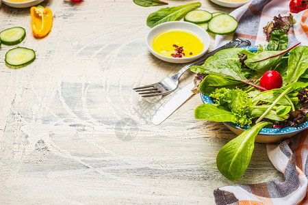 健康的绿色沙拉准备与敷料餐具白色乡村背景饮食,素食纯素食品的图片