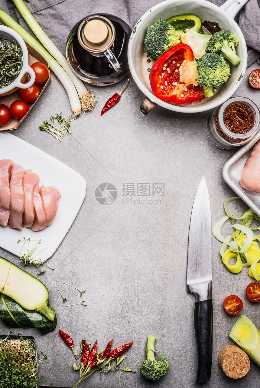 健康的食物背景与刀,鸡胸各种蔬菜调味料配料,美味的烹饪,顶部的视图,框架图片