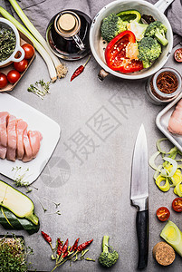 健康的食物背景与刀,鸡胸各种蔬菜调味料配料,美味的烹饪,顶部的视图,框架图片