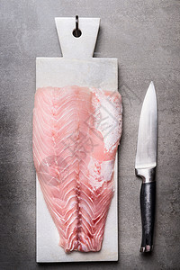 大理石切割板上的生鱼片与菜刀,顶部视图海鲜图片