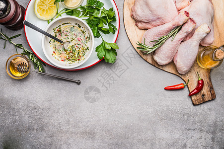 鸡大腿香料与橄榄油,蜂蜜,草药柠檬腌制,顶部视图,边界背景图片
