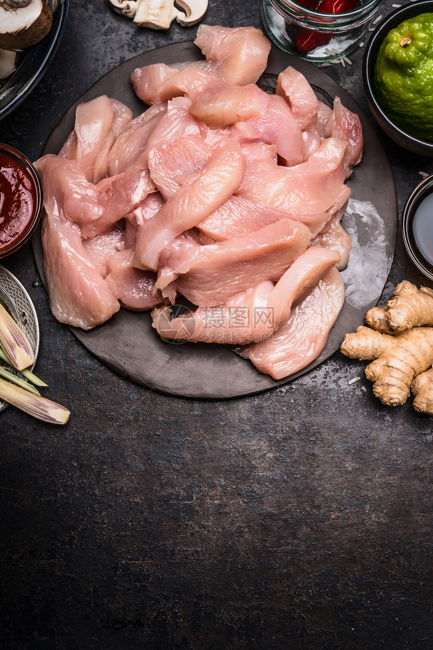 切片鸡肉火鸡片盘子与健康的蔬菜香料黑暗的乡村背景,顶部视图图片