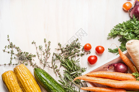 各种新鲜机蔬菜白色木制背景,顶部视图,边框图片