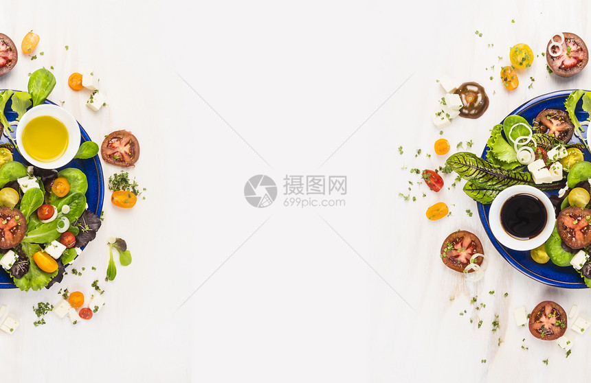沙拉配西红柿,蔬菜,调味品,油羊奶酪蓝色盘子白色木制背景,顶部视图,横幅网站与烹饪图片