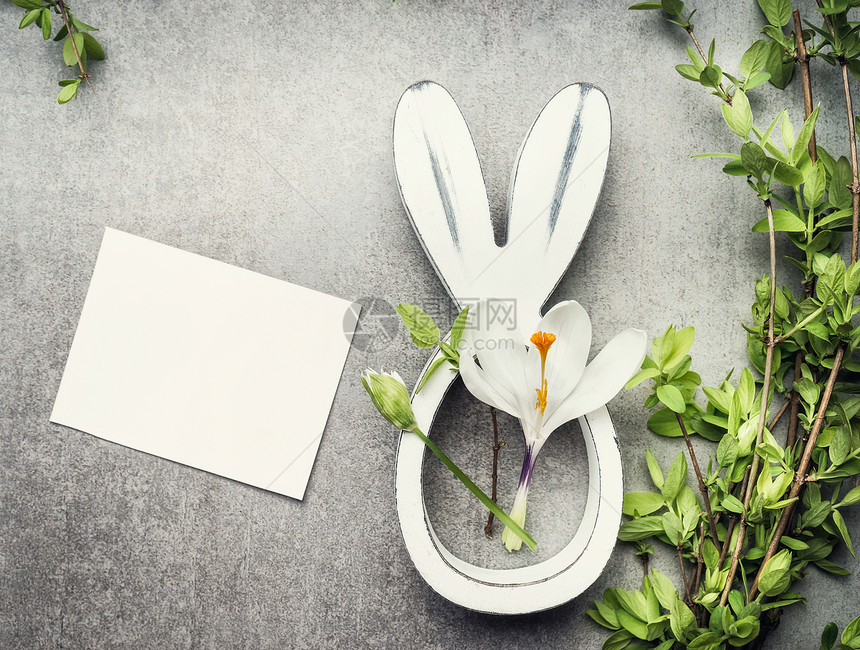 复活节作曲与空白白卡,春天树枝,花兔子装饰,顶部视图图片