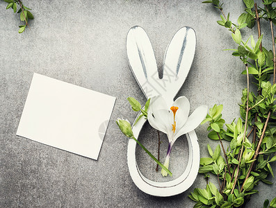 复活节作曲与空白白卡,春天树枝,花兔子装饰,顶部视图图片