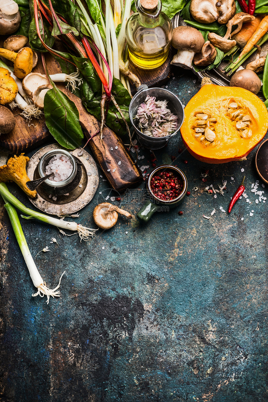 南瓜其他秋季蔬菜调味原料,用于季节烹饪,乡村厨房的桌子背景,顶部查看,文字的地方图片