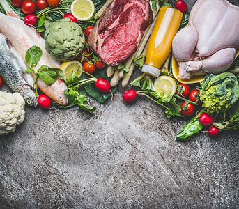 各种健康的机平衡食品成分蔬菜,鱼类,肉类,鸡肉,果汁饮料,灰色混凝土背景,顶部视图,边界清洁饮食食品自然的高清图片素材