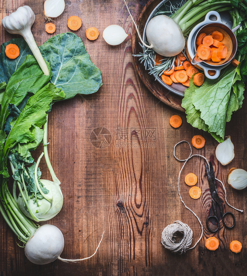 素食背景与新鲜机本地蔬菜木制乡村厨房桌子,顶部视图,烹饪准备健康食品,素食清洁饮食的饮食图片
