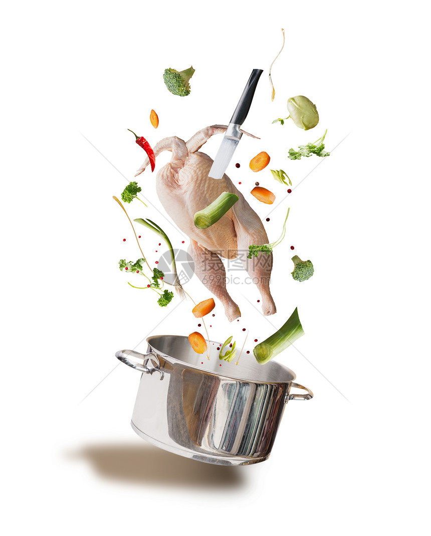 飞生鸡肉,汤料汤料与全鸡,蔬菜,调味料,刀炊具,正视图,隔离白色背景上飞行食物的图片