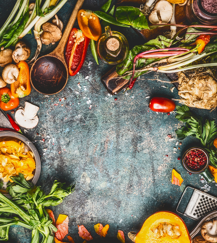 秋季季节饮食烹饪与南瓜新鲜机蔬菜成分乡村背景,顶部视图,框架图片