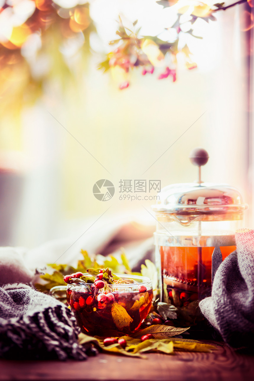 健康愈合秋茶与秋天浆果草药窗台上与叶子围巾自然背景,视图图片