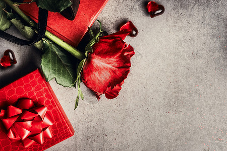 爱情情人节贺卡与红色玫瑰,礼物心灰色背景,顶部的视图,文字的地方图片