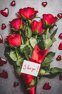 大花与红色玫瑰,丝带,爱你刻字卡灰色背景的心,顶部的风景背景图片