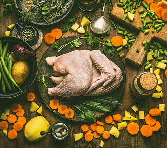 全鸡,各种健康的烹饪成分,用于汤股票切碎的蔬菜,草药香料乡村餐桌背景,顶部视图健康食品饮食饮食图片