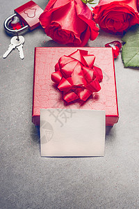 爱的红色礼品盒,玫瑰空白纸卡,心锁钥匙,顶部视图模拟问候母亲节,生日情人节图片