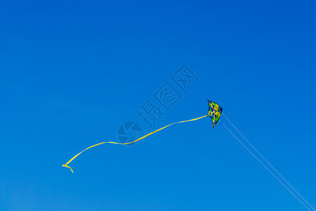 五颜六色的风筝夏天的蓝天上飞翔图片