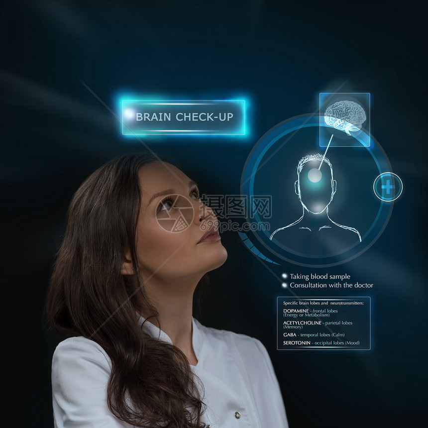 女医生用未来的计算机技术进行人脑检查图片