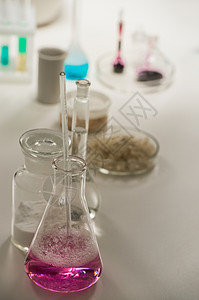 带液体的实验室璃器皿图片